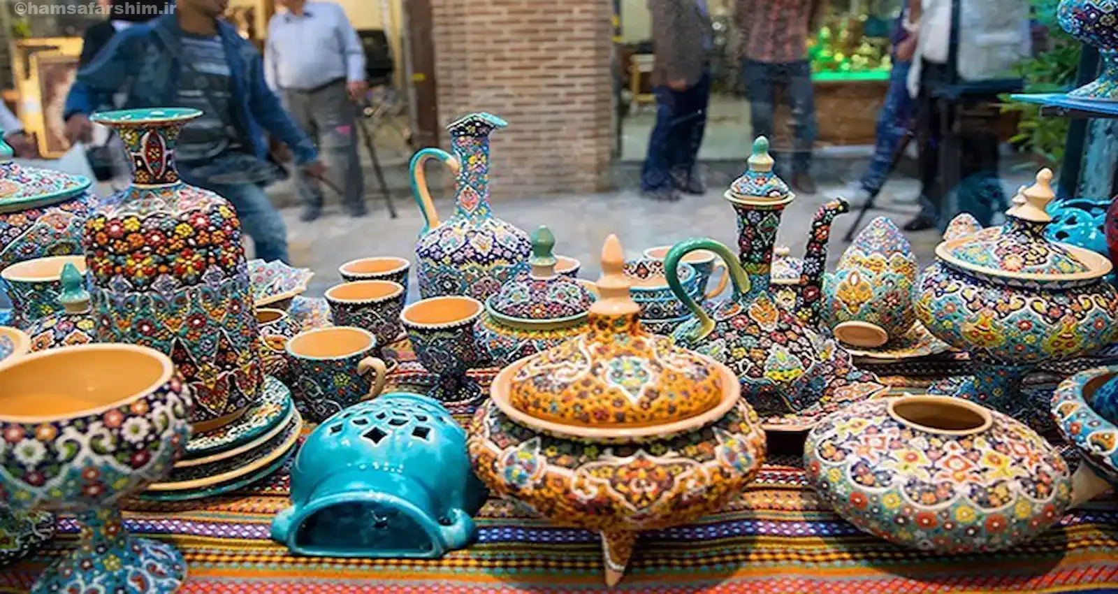 مجموعه ای از سوغات همدان شامل شیرینی و صنایع دستی