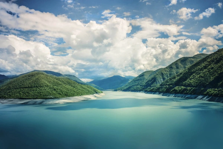 – دریاچه سد ژینوالی (Zhinvali Reservoir)