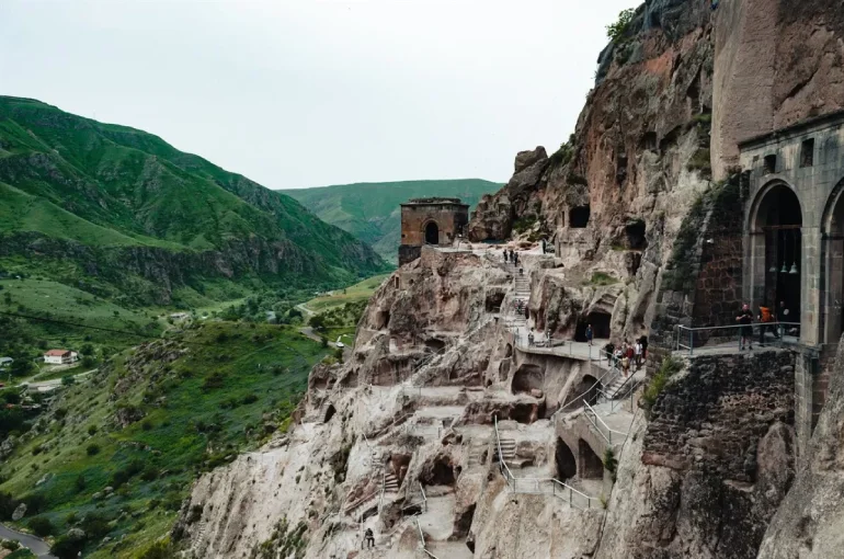 – صومعه واردزیا (Vardzia Monastery)