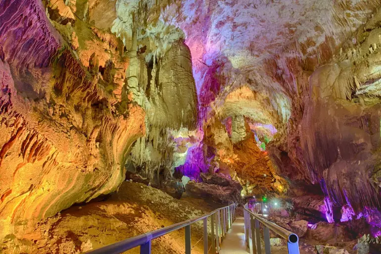 – غار پرومتئوس (Prometheus Cave)