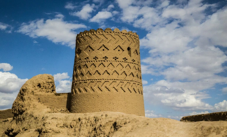 – کاروانسرا و برج ارجنان