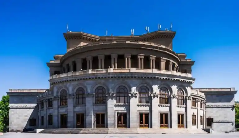 ۳۰. خانه اپرای ایروان (Armenian National Opera and Ballet Theatre)
