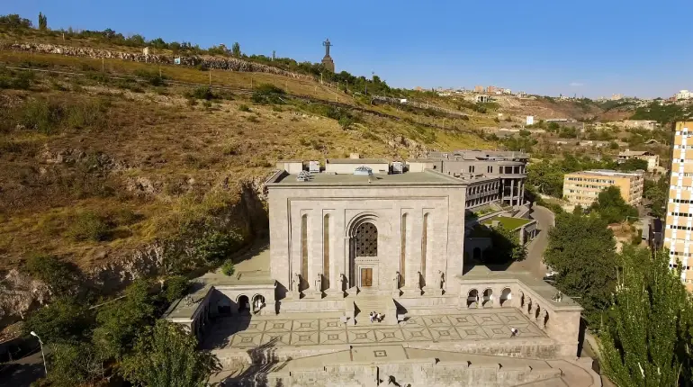 ۳۱. موزه ماتناداران (Matenadaran)